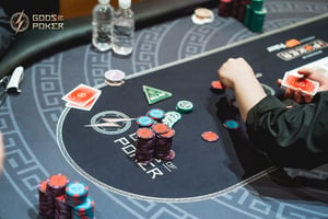 Alan Lau Builds a Fortress At Main Event Flight B; Jia Xin Wang Tops Flight C